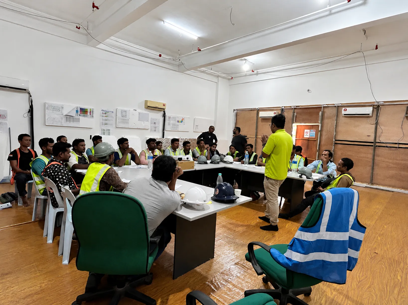 Trainer leading a classroom-style HSE safety training session