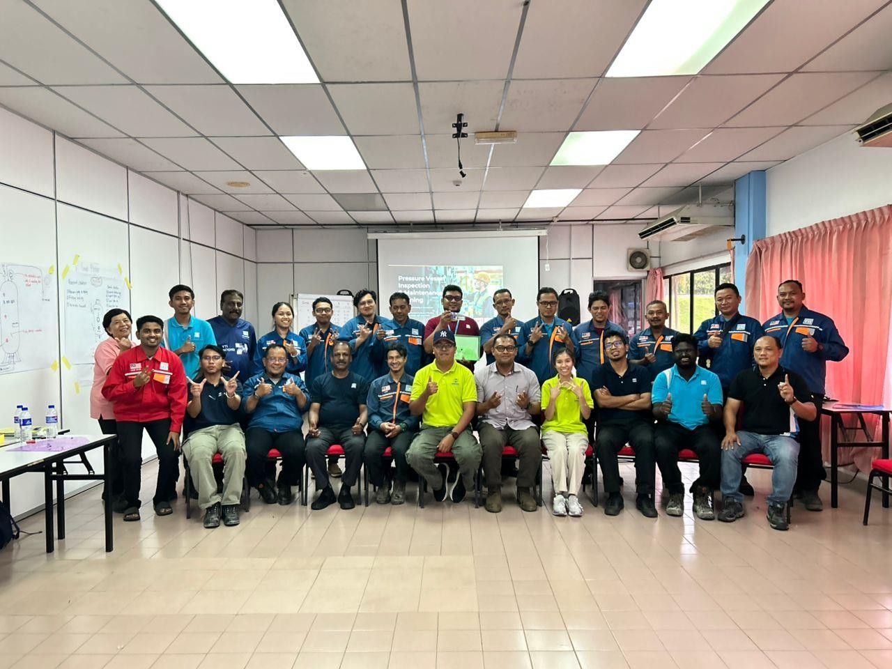 Safety officers and trainees gathered for pressure vessel safety training